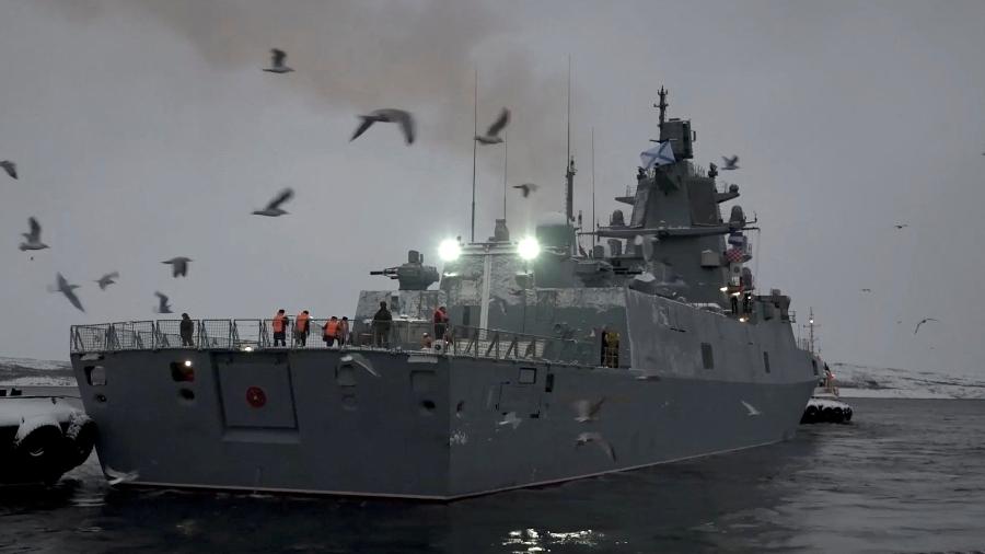 04.jan.23 - A fragata russa "Almirante da Frota da União Soviética Gorshkov" armada com armas hipersônicas Zircon (Tsirkon) deixa a base naval em Severomorsk, Rússia - RUSSIAN DEFENCE MINISTRY/via REUTERS