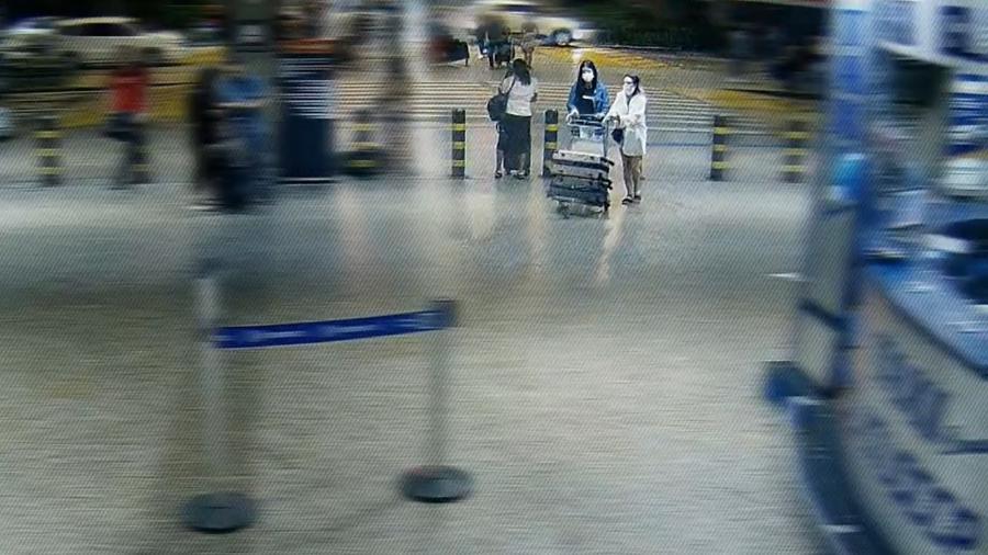 Duas mulheres chegam ao aeroporto com as malas cheias de cocaína que receberiam as etiquetas das bagagens das brasileiras presas - Reprodução/ TV Globo