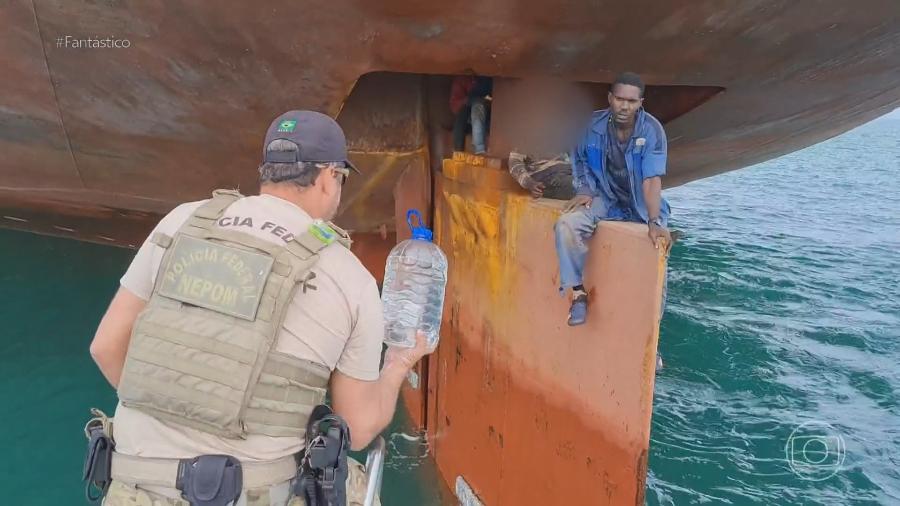 Resgate de quatro nigerianos em leme de barco