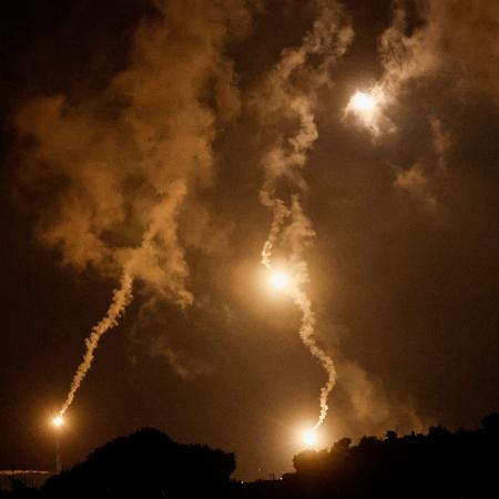 Flares, disparados do lado israelense, queimam no céu perto da fronteira entre Líbano e Israel