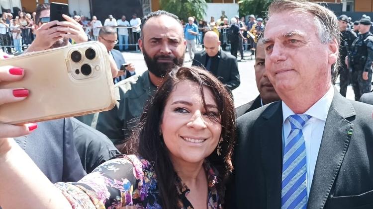 16.out.2023 - Bolsonaro posa para selfie durante evento de aniversário da Rota, em São Paulo