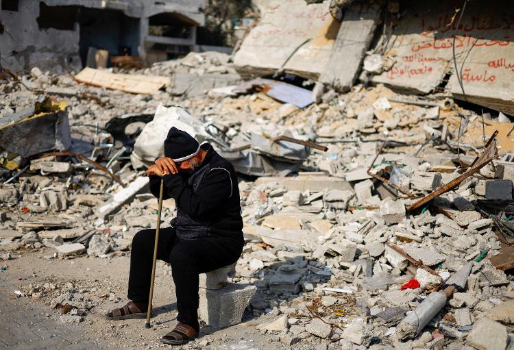Homem se senta em escombros da casa da família em Rafah, na Faixa de Gaza