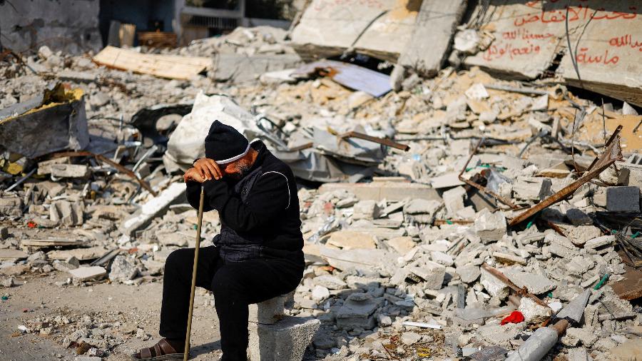 Homem se senta em escombros da casa da família em Rafah, na Faixa de Gaza