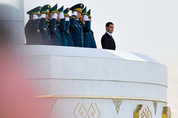 Serdar Berdymukhamedov, presidente do Turcomenistão, assiste a parada militar