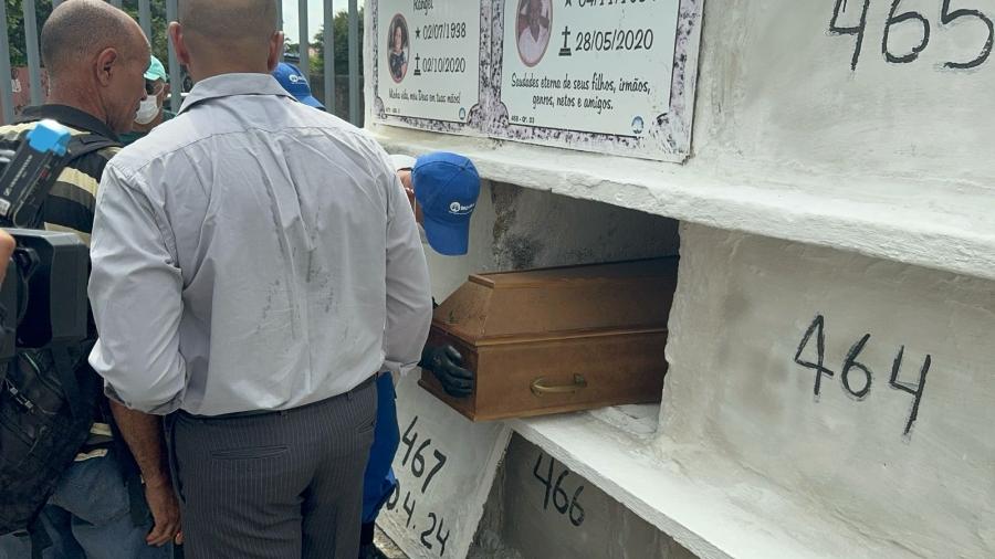Corpo de Paulo Roberto Braga, idoso que teve a morte constatada em um banco, foi enterrado hoje no cemitério de Campo Grande, zona oeste do Rio de Janeiro - Reprodução