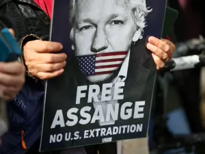 Julian Assange deixa a prisão no Reino Unido após acordo com os EUA