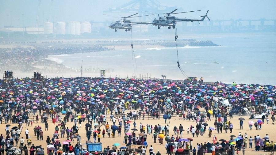 06.out.24 - Helicópteros da Força Aérea Indiana (IAF) se apresentam durante um show aéreo antes das comemorações do dia da Força Aérea Indiana na praia de Marina em Chennai