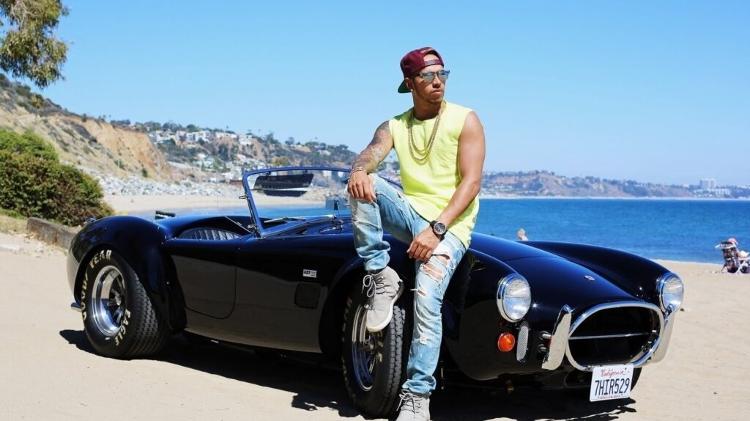 Shelby Cobra 427 do piloto Lewis Hamilton é um dos 998 produzidos no mundo, e está avaliado em R$ 25 milhões