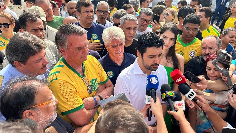 27.out.24 - Ex-presidente Jair Bolsonaro (PL) acompanha voto do candidato à Prefeitura de Goiânia, Fred Rodrigues (PL)