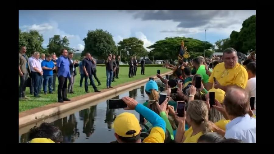 Bolsonaro faz discurso golpista nos jardins do Palácio da Alvorada em 9 de dezembro de 2022, um dia depois de se encontrar com o general Mário Fernandes, que escreveu o "Plano Punhal Verde e Amarelo", que previa os assassinatos de Lula, Alckmin e Alexandre de Moraes Bolsonaro faz discurso golpista nos jardins do Palácio da Alvorada em 9 de dezembro de 2022, um dia depois de se encontrar com o general Mário Fernandes, que escreveu o "Plano Punhal Verde e Amarelo", que previa os assassinatos de Lula, Alckmin e Alexandre de Moraes
