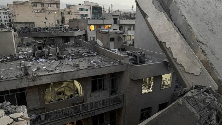 13.jun.2025 - Entulhos e escombros em um edifício atingido por ataque israelense em Teerã - MEGHDAD MADADI / TASNIM NEWS / AFP