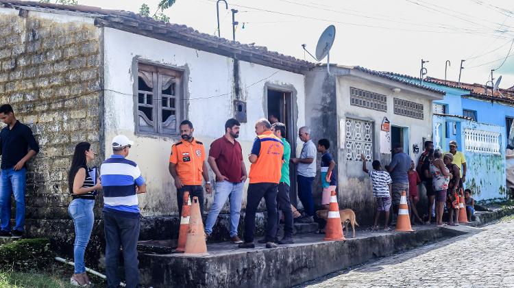 Equipes durante vistoria às casas de Penedo (AL)