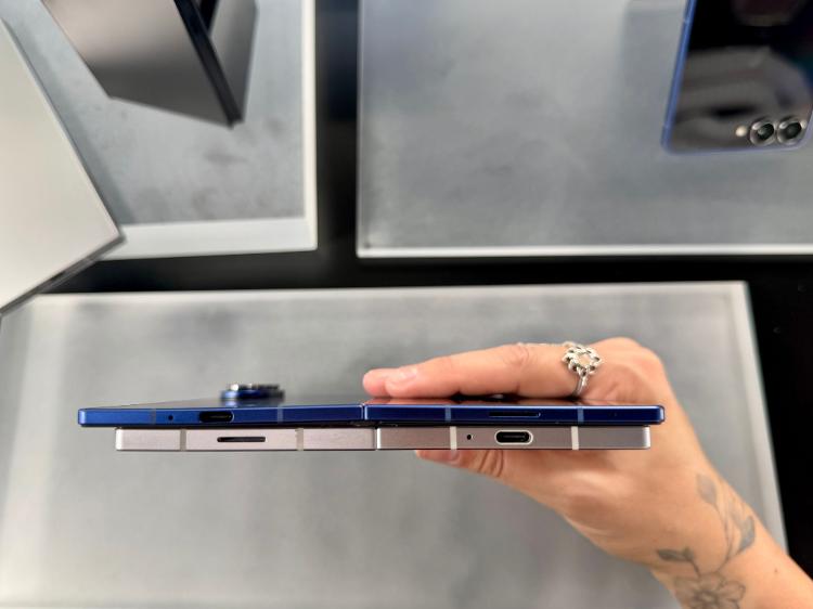 Galaxy Z Fold7 (azul) x Z Fold6 (prata)