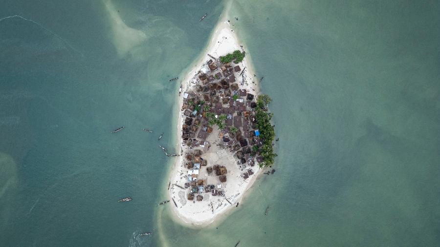Vista aérea de estruturas na Ilha Nyangai, em 30 de abril de 2025 Vista aérea de estruturas na Ilha Nyangai, em 30 de abril de 2025