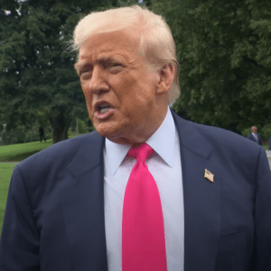 Aprovação de Trump nos EUA cai para 37%, menor nível desde a posse