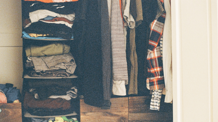 Armário com cheiro de mofo pode causar problemas Armário com cheiro de mofo pode causar problemas