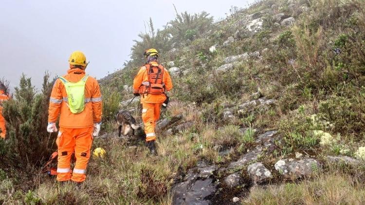 25.fev.26- Bombeiros realizam buscas pelos irmãos Jonatas Peixoto e Juliana Peixoto que desapareceram durante subida ao Pico da Bandeira