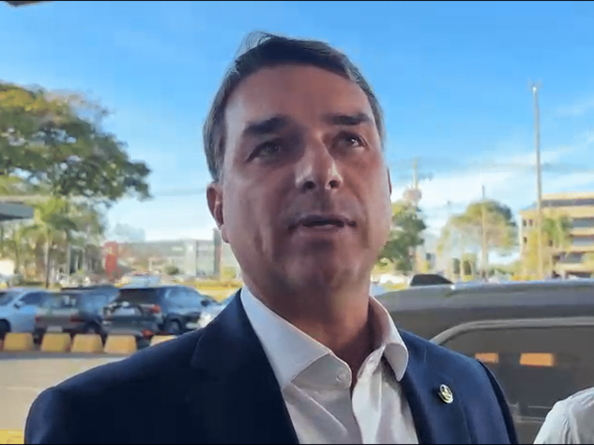 Flávio Bolsonaro mira eleitor indeciso com nova estratégia