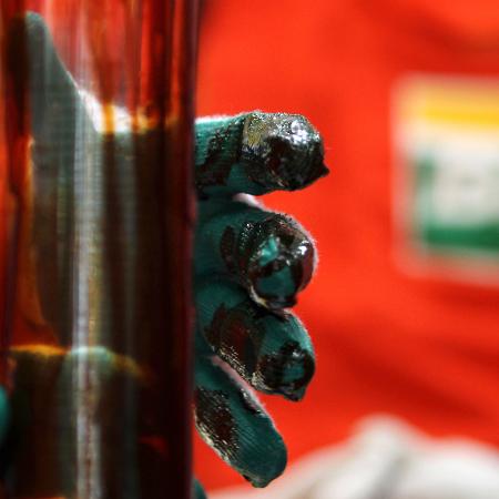 Um trabalhador verifica o nível de óleo na plataforma offshore Cidade Angra dos Reis, a cerca de 300 km da costa do Rio de Janeiro