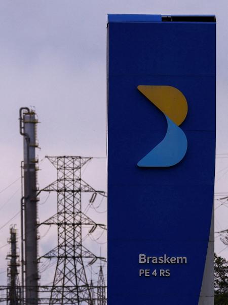 Braskem tem ações negociadas em baixa hoje; companhia anunciou pedido de recuperação judicial de sua joint venture com mexicana Idesa nos EUA; ontem teve nota de crédito rebaixada pela Fitch