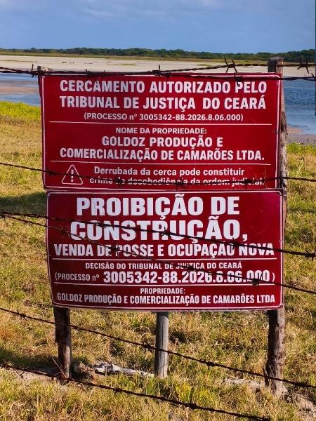 Placa informa autorização para cerca em área privada