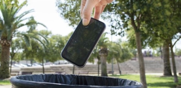 Antes de jogar seu celular velho no lixo, tente dar um novo gás a ele - Thinkstock/via BBC