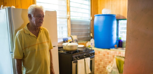 Analdin Saldaña, 83, colocou um enorme tambor de plástico azul ao lado da pia para lavar a louça - Dennis M. Rivera Pichardo/The New York Times