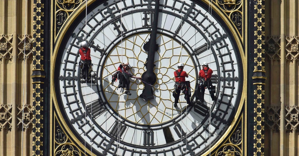 19.out.2015 - Pessoas trabalham na limpeza em um dos lados do Big Ben, em Londres, no Reino Unido