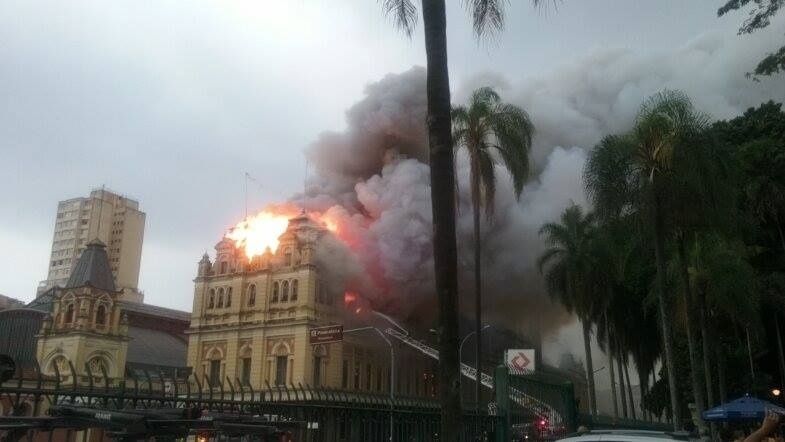 21.dez.2015 - Um incêndio de grandes proporções atinge o Museu da Língua Portuguesa, na região central de São Paulo. Não há informações sobre as causas de incêndio e se há vítimas - Aline Stivaletti