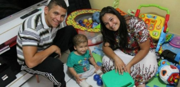 Nadja Kelly e Danilo Cavalcanti, com o filho, Pedro Gabriel - Renata Moura/BBC