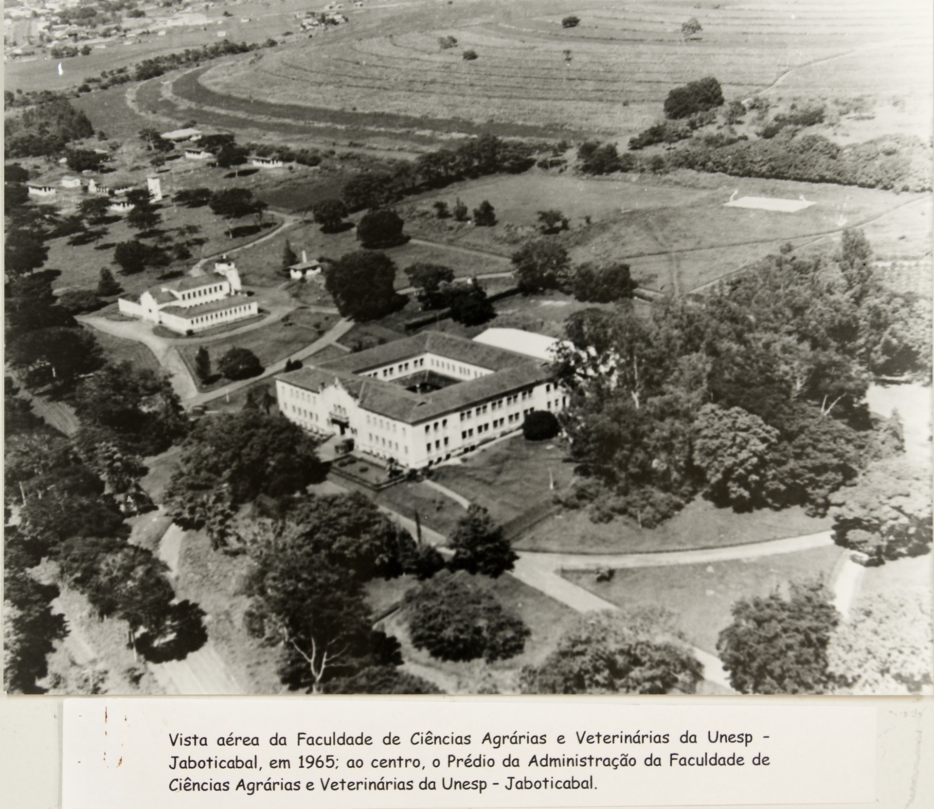 Vista aérea da Faculdade de Ciências Agrárias e Veterinárias da Unesp - Jaboticabal (1965) - Divulgação