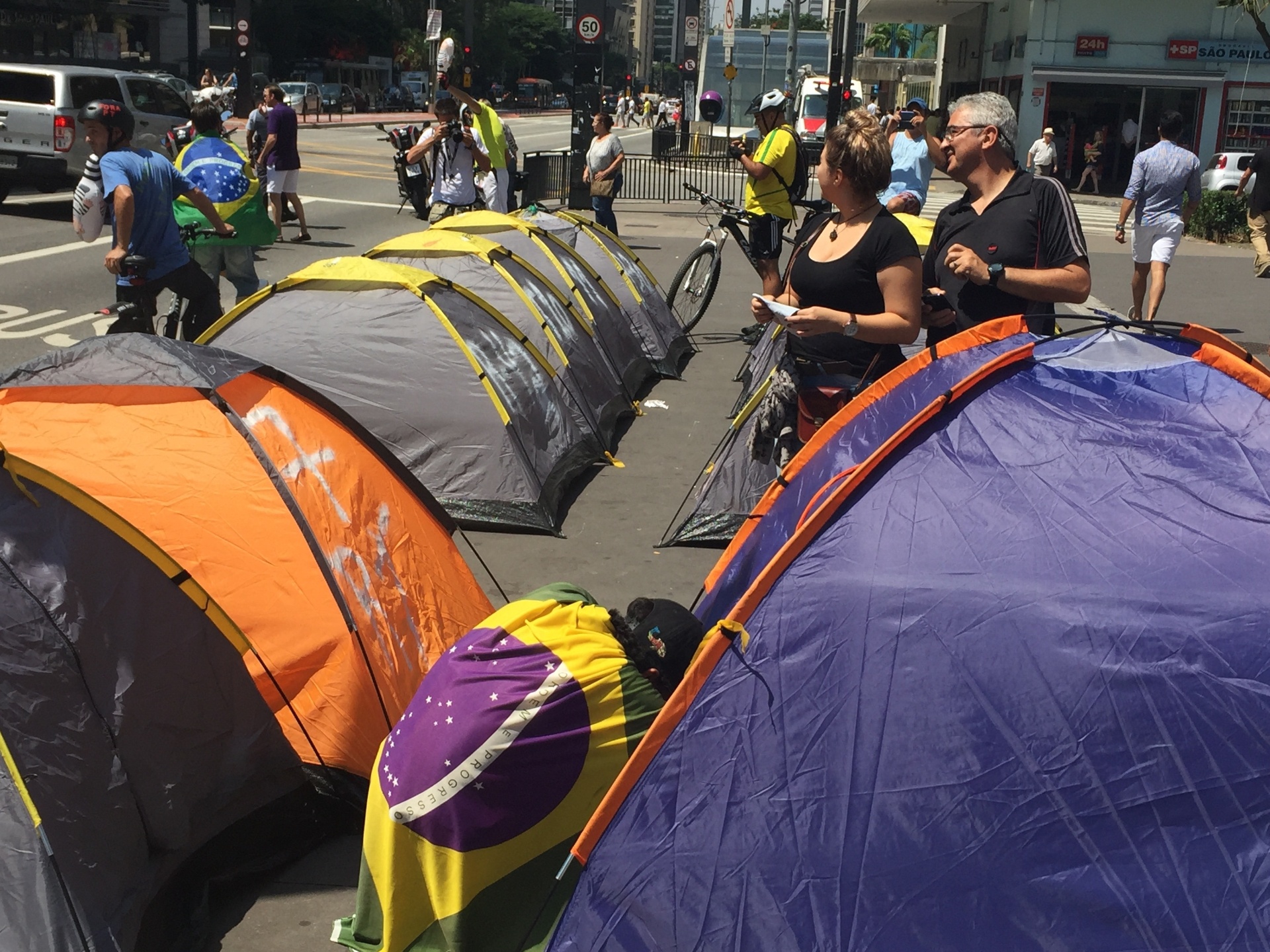 O acampamento fica na calçada em frente ao prédio da Fiesp (Federação das Indústria do Estado de São Paulo) na avenida Paulista - Pablo Raphael/UOL
