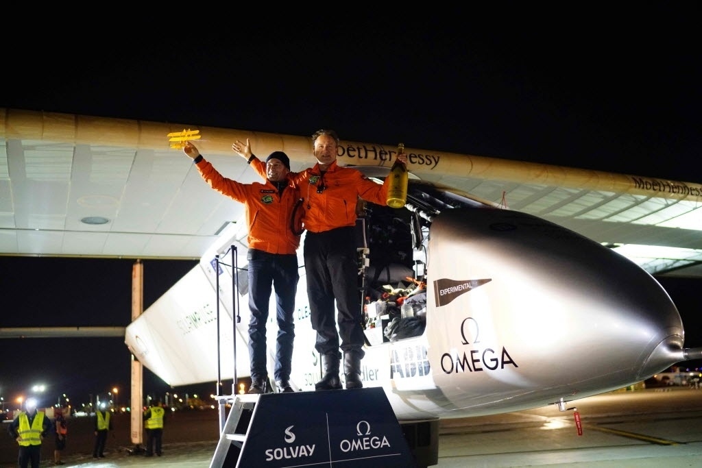 22.mai.2016 - O avião movido Solar Impulse 2, movido a energia solar, aterrissou em Dayton, Ohio, na última etapa de uma viagem destinada a quebrar o recorde de trajeto ao redor do mundo sem consumo de combustível, após decolar de Tulsa, Oklahoma, no sábado. O avião, pilotado pelo empresário suíço Andre Borschberg (à dir.) pousou após 16 horas e 34 minutos de voo. Na foto, Borschberg comemora com o cocriador do avião, Bertrand Piccard (à esq.) - AFP