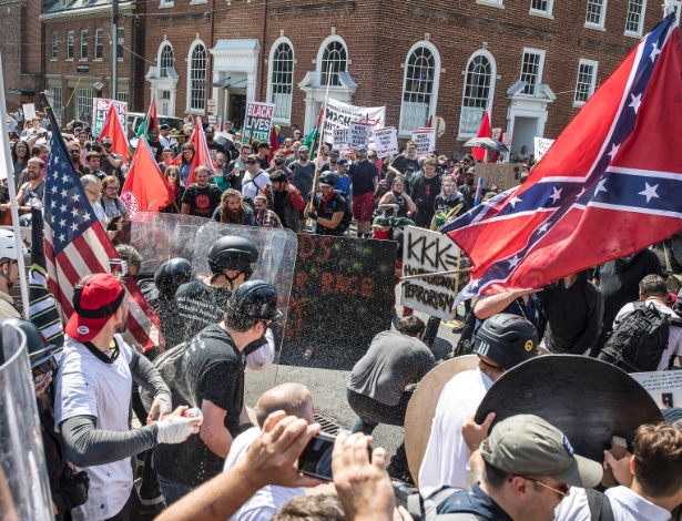 Supremacistas brancos enfrentam grupo de oposição em Charlottesville, nos EUA - EDU BAYER/NYT