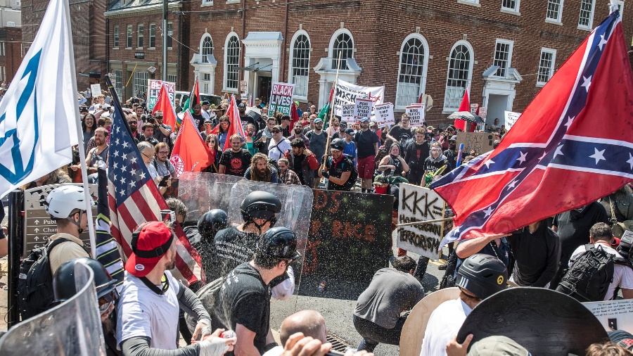 Supremacistas brancos enfrentam grupo de oposição em Charlottesville, nos EUA - EDU BAYER/NYT