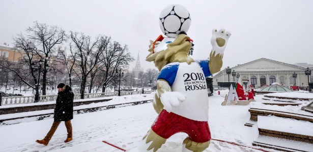 Homem passeia perto da estátua do mascote oficial da Copa do Mundo de 2018 em uma praça de Moscou - Yuri Kadobnov/AFP