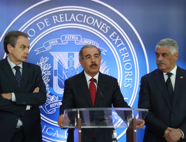 O ex-primeiro-ministro espanhol, José Zapatero, o presidente dominicano, Danilo Medina, e o chanceler dominicano, Miguel Vargas