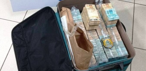 O dinheiro estava dentro de uma mala, separado em sacos plásticos e envelopes em maços com notas de R$ 50 e R$ 100 - Divulgação/PRF 