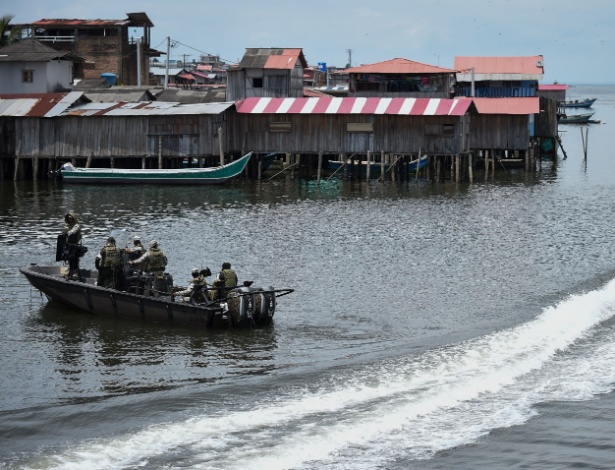 14.abril.2018 - Soldados da Marinha colombiana patrulham as águas de Tumaco, próximo à fronteira da Colômbia com o Equador - Raul Arboleda/AFP