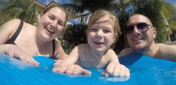 Kat Charles, com seu filho Jacob e o marido, Jason; em 2014, ela foi informada de que teria apenas mais três meses de vida - Brain Tumour Charity