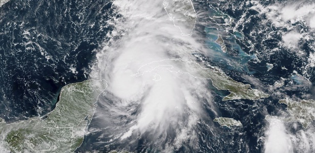 8.out.2018 - Imagem de satélite mostra o furacão se aproximando da costa dos EUA - HO/NOAA/RAMMB/AFP