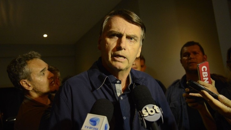 09.out.2018 - O candidato do PSL à Presidência da República, Jair Bolsonaro, fala à imprensa após gravação de campanha, no bairro Jardim Botânico, Rio de Janeiro, na terça-feira (9) - Fernando Frazão/ABR - Fernando Frazão/ABR