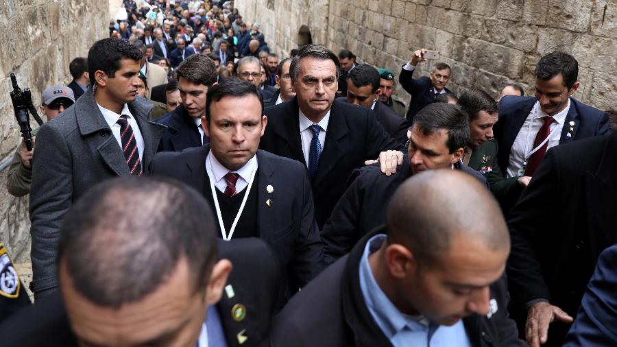 1.abr.19 - Bolsonaro é cercado por seguranças ao deixar a Igreja do Santo Sepulcro, em Jerusalém - Ammar Awad/Reuters
