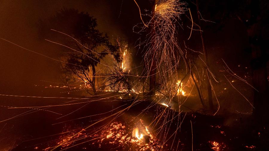 Santa Barbara, na Califórnia, foi uma das áreas mais atingidas pelos incêndios e ocasionou a saída de diversos moradores - Kyle Grillot/AFP