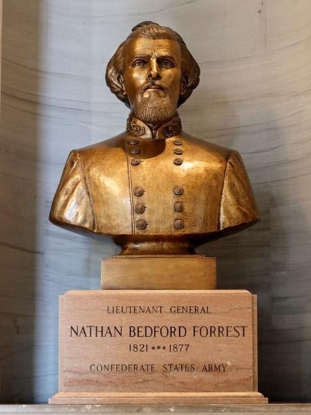 Busto do coronel Nathan Bedford Forrest, que teria sido um dos líderes da Ku Klux Klan, no Tennessee (EUA) - Reprodução