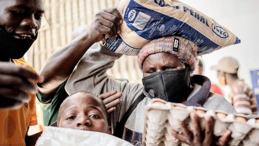 Distribuição de comida durante a pandemia de covid-19 na África do Sul - LUCA SOLA / AFP