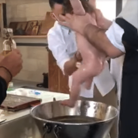Padre é acusado de machucar bebê em cerimônia de batismo em cidade do Chipre - Reprodução