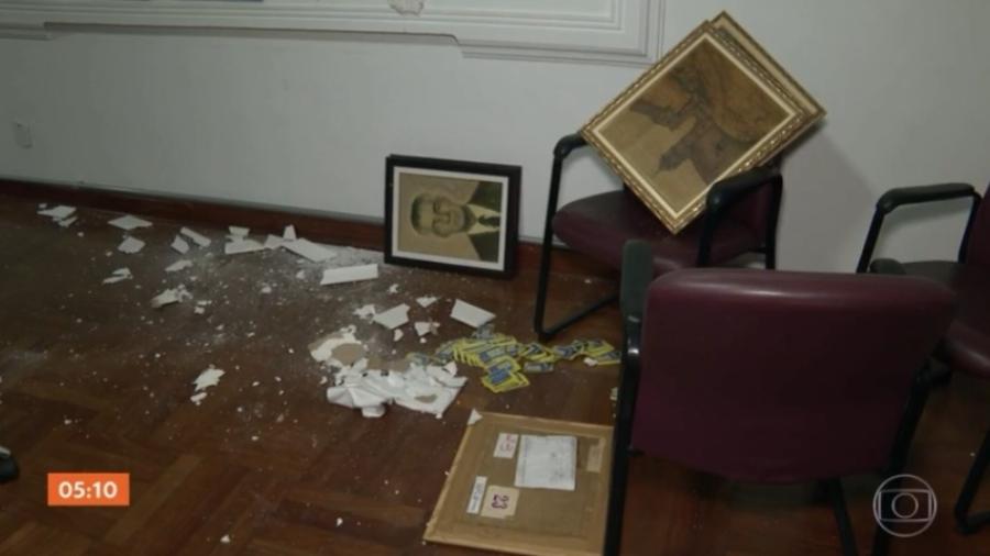 Prédio da Associação Paulista de Imprensa foi invadido e furtado; criminosos arrancaram quadros da parede - Reprodução/TV Globo