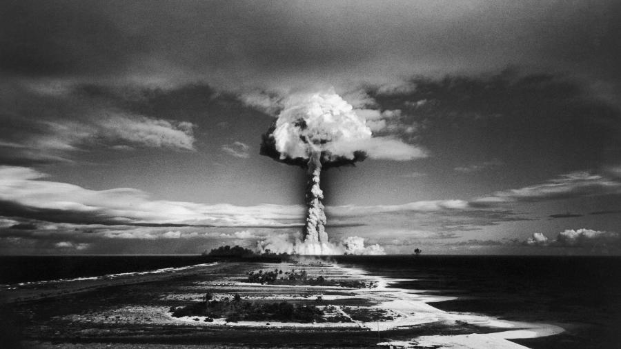 Explosão nuclear no Arquipélago de Tuamotu, no Atol de Mururoa, na Polinésia Francesa, em outubro de 1971 - Michel Baret/Gamma-Rapho via Getty Images