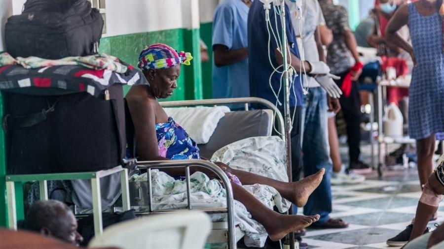 15.ago.2021 - Hospital em Les Cayes, no Haiti, lotado após terremoto atingir a cidade, deixando mais de mil mortos e milhares de feridos - Reginald Louissant Jr./AFP